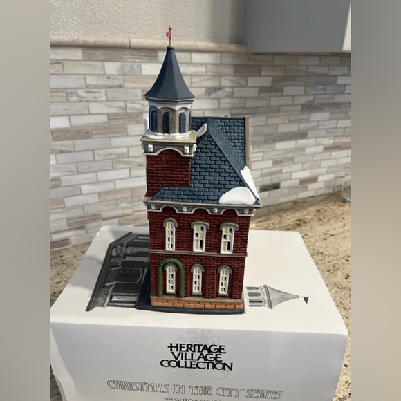 Heritage Village Collection Christmas in the City - Picture 3 of 5